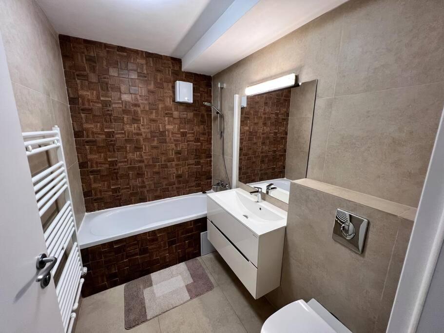 Central Apartment With Panoramic View Brasov Exterior photo